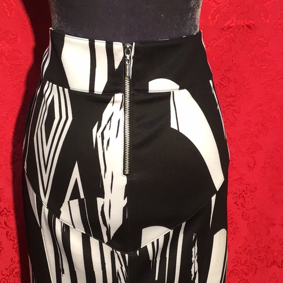 Bisou Bisou black and white abstract print skirt size 8 - Picture 4 of 5